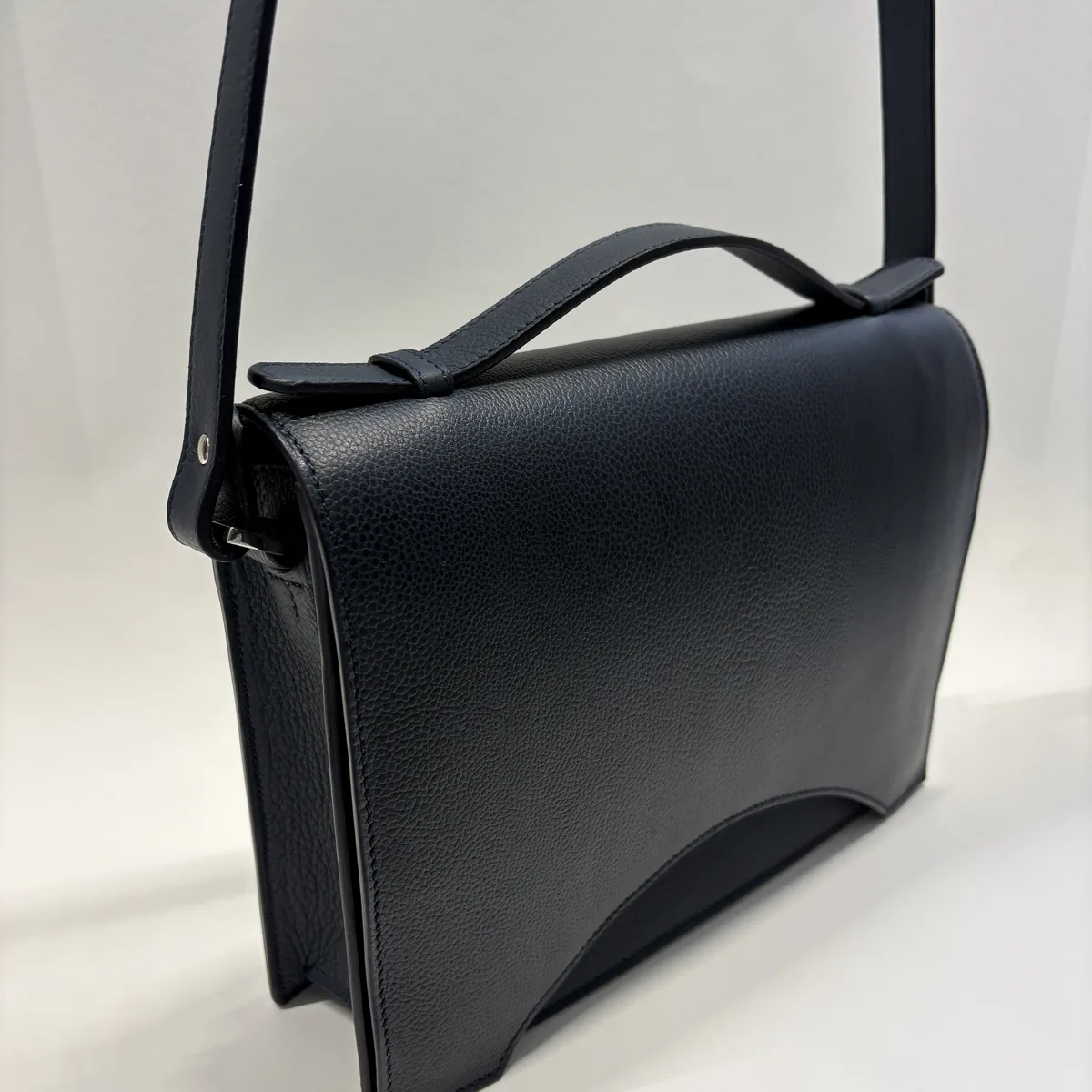 Mel — schoudertas met flap in leder